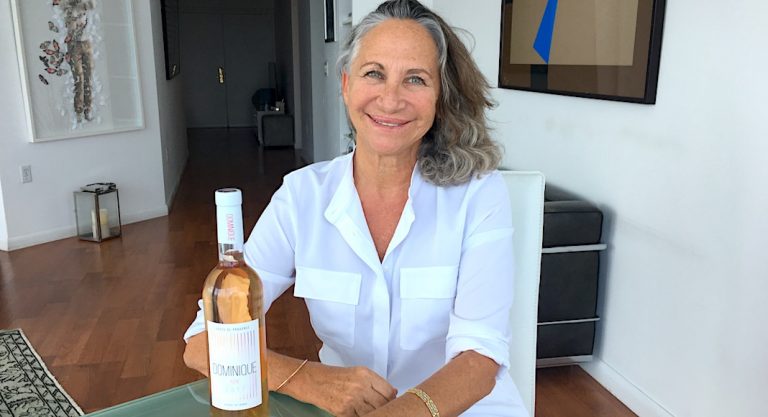 Avec un conteneur de rosé à écouler, elle s'est retroussé les manches