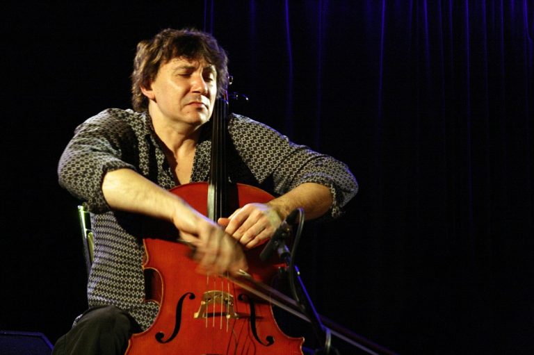 Le violoncelliste Vincent Courtois en concert à Oakland