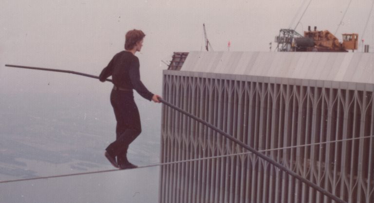 Le funambule français Philippe Petit à 15 mètres de hauteur à DC