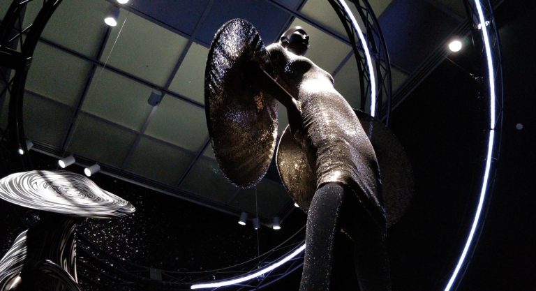 Le "couturier du futur" Pierre Cardin au Brooklyn Museum