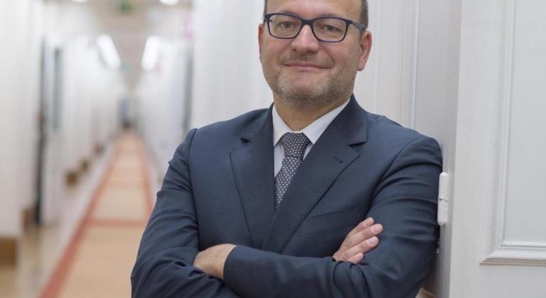 Discussion avec Rémy Rioux, chef de l'Agence Française de Développement, à Albertine