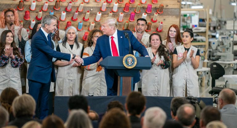 Au Texas, Trump loue Bernard Arnault, taquine Macron