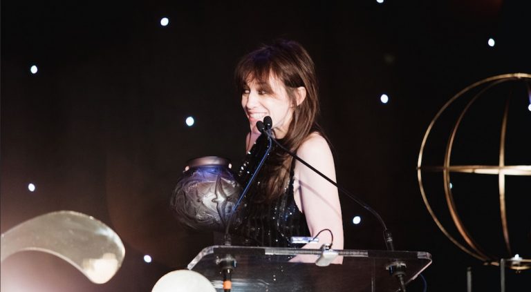 Charlotte Gainsbourg au gala du FIAF: “À New York, je peux m’exprimer autrement”