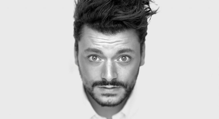 Kev Adams improvise un spectacle de stand-up à Los Angeles