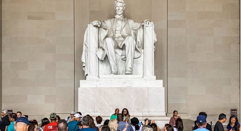 “Reportez mais n’annulez pas” implorent les professionnels français du tourisme aux US
