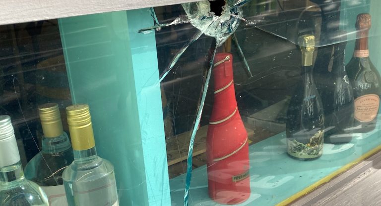 Émeutes à New York : “Ils ont cassé ma vitrine avant de me voler 50 000$ de bouteilles”