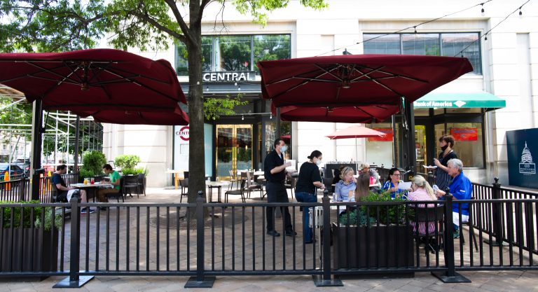 La distanciation sociale instaurée dans les restaurants de DC