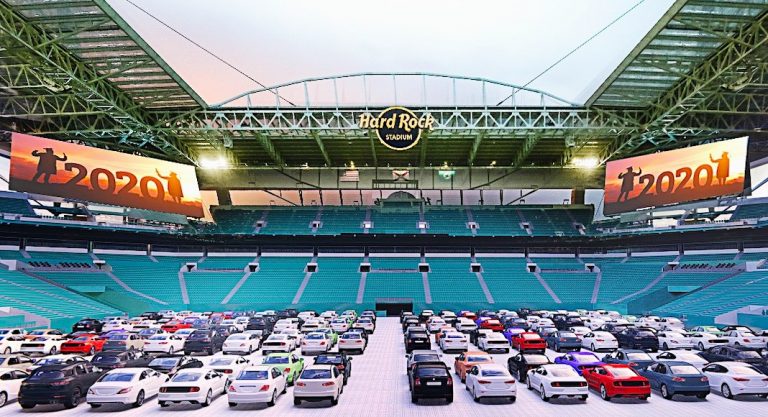 En pleine crise sanitaire, les cinémas “drive-in” ont le vent en poupe à Miami