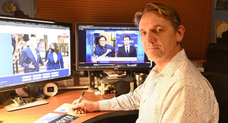 Depuis la Californie, Emmanuel tente de faire voter les swing states