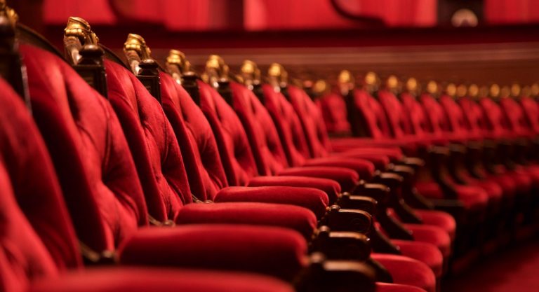 Face à la Covid, le monde du théâtre mobilise sa créativité pour survivre