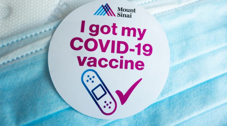 “On est venu me chercher en voiture”: ils racontent leur vaccination à New York