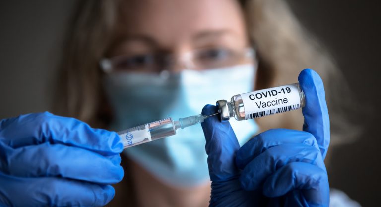France vs États-Unis: les stratégies vaccinales décryptées par la chercheuse Sarah Rozenblum