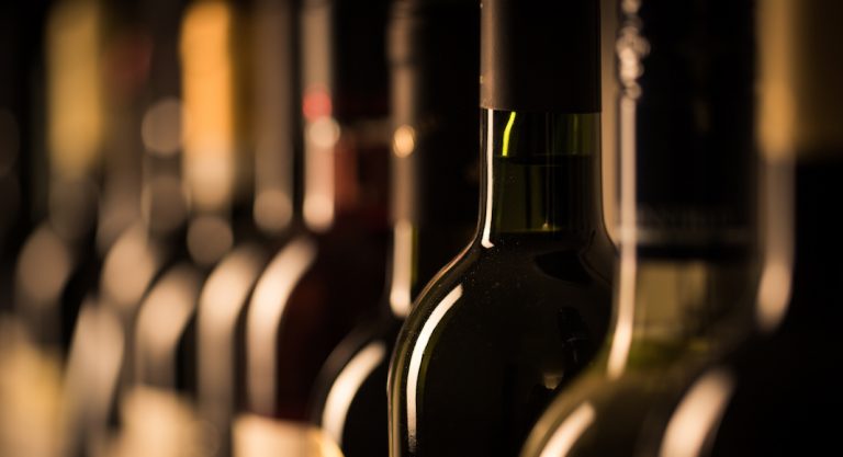 Vins français : les importateurs face au capharnaüm de la règle des “trois tiers”