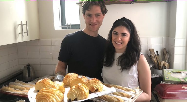 Une bonne odeur de croissant chaud sort de l’Appartement 4F à Brooklyn