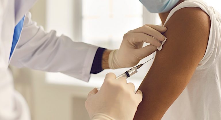 Pass sanitaire: les vaccins homologués reçus à l’étranger seront reconnus