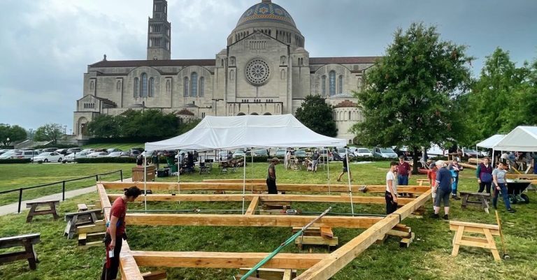 Un morceau de la charpente de Notre-Dame de Paris reconstruit à Washington DC
