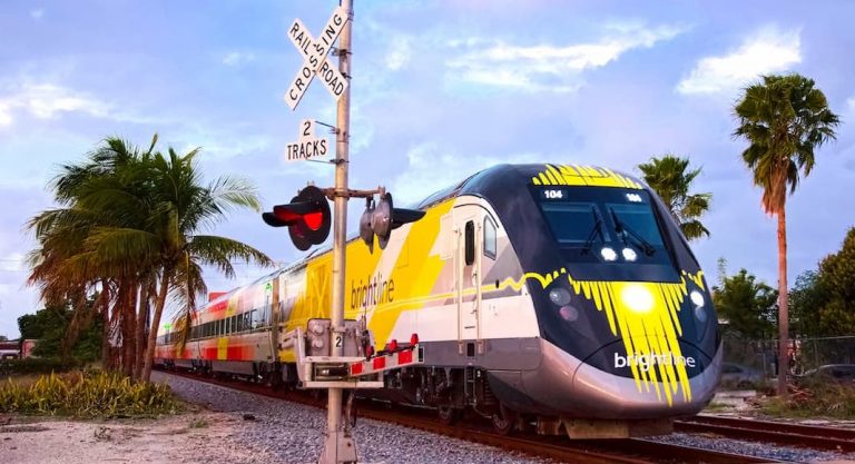Après 20 mois d’arrêt, la Brightline de nouveau sur les rails