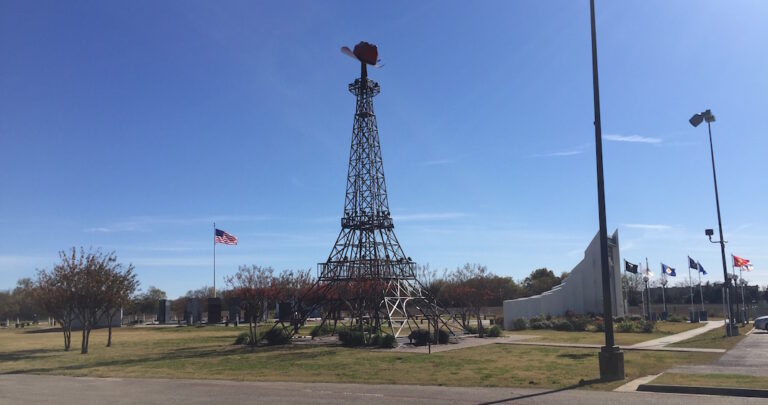 « Bonjour Y’all ! » : au Paris du Texas, des Tours Eiffel et un monument confédéré