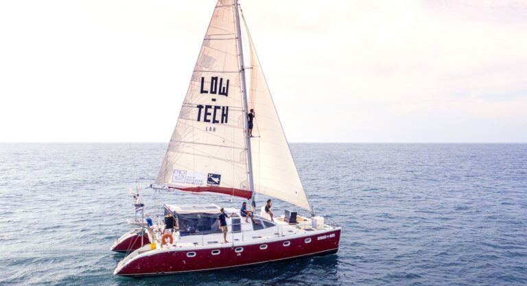 Corentin de Chatelperron et son catamaran Nomade des Mers de passage à New York