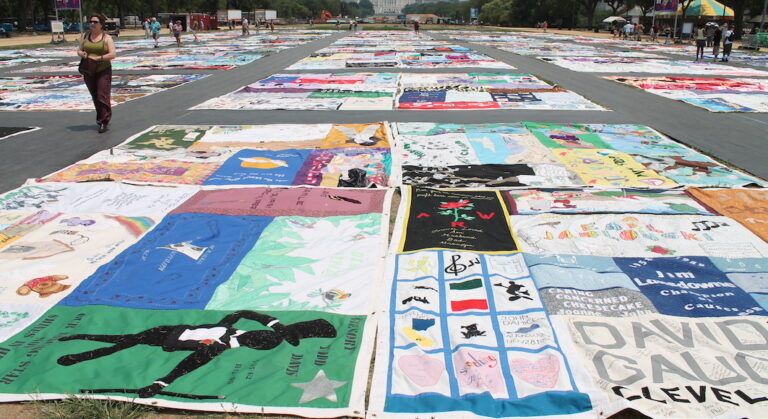 Le AIDS memorial quilt exposé au Golden Gate Park