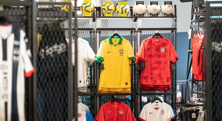 Chaussures, maillots, ballons: où acheter des articles de foot à New York?