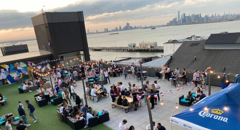 Apéro et coucher de soleil pour le retour du Bal Français à New York