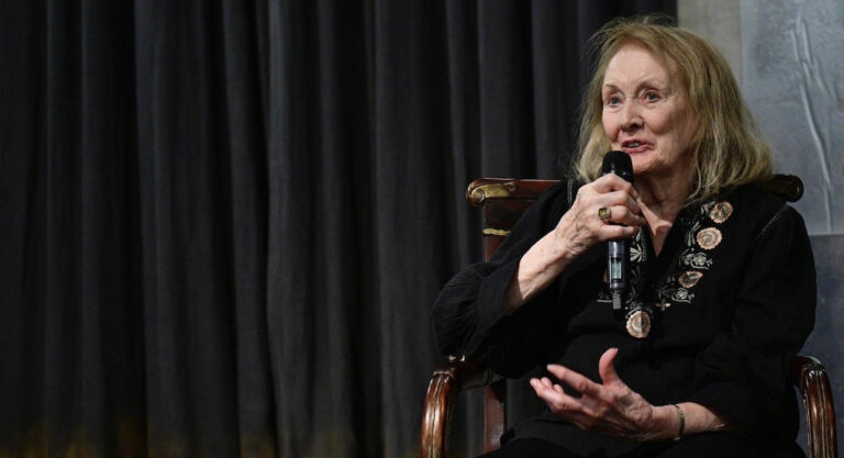 La Nobel Annie Ernaux ovationnée à New York