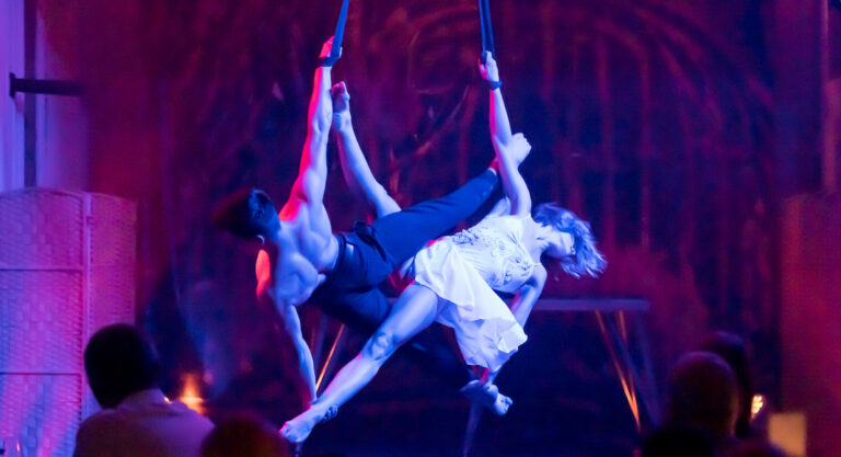 Avec « Color Me Blue », les arts du cirque entrent en piste à Miami
