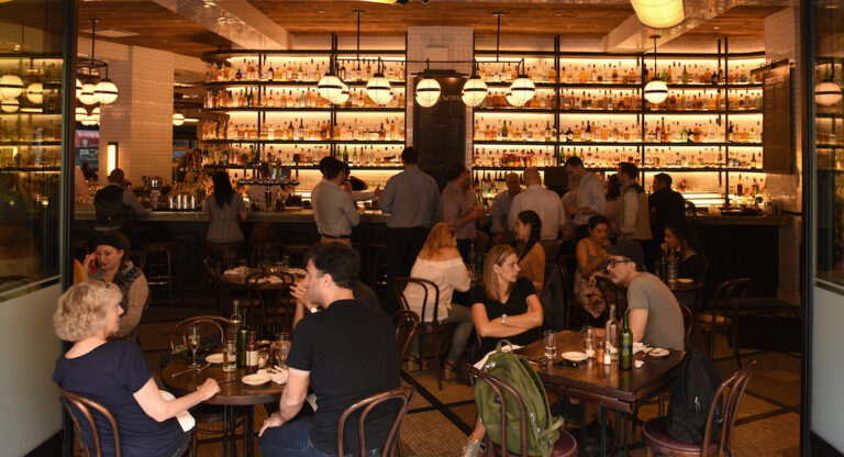 Horaires réduits, quartiers désertés: les restaurants français face à la «nouvelle réalité» à NY