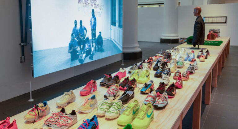 Couture, design, architecture : hommage à Virgil Abloh au Brooklyn Museum