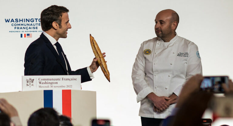 Emmanuel Macron, un moment de baguette partagé à Washington