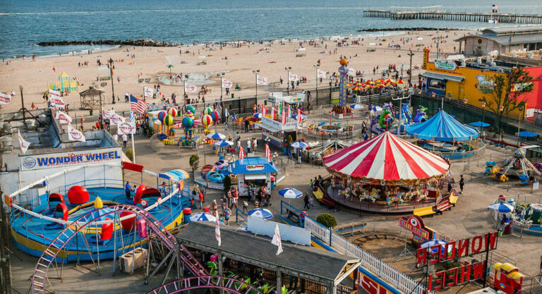 Brèves new-yorkaises: Énergies renouvelables, Coney Island et marché noir des réservations