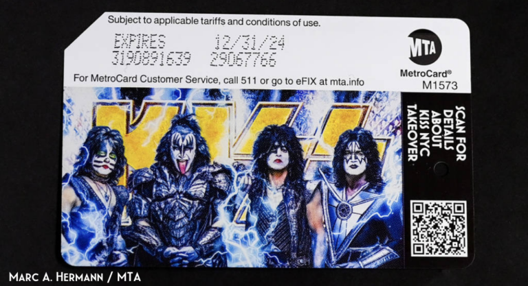 Brèves new-yorkaises: Premières neiges, coupes budgétaires et Kiss dans le métro