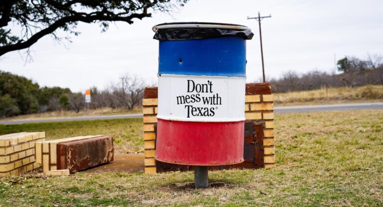 Pourquoi le slogan «Don&rsquo;t Mess with Texas» s&rsquo;affiche partout dans l&rsquo;État?