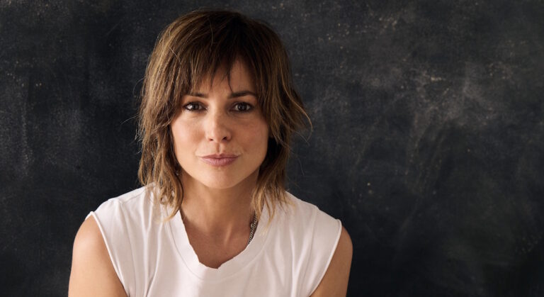 L’actrice Stéphanie Szostak soigne notre santé mentale – et la sienne