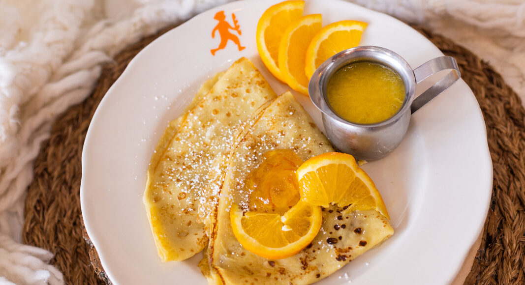 Chez Pitchoun Bakeky, deux recettes de crêpes spéciales sont proposées pour la chandeleur : crêpe Suzette et crêpe Bresaola, raclette et oeuf en version salée. © Pitchoun Bakery