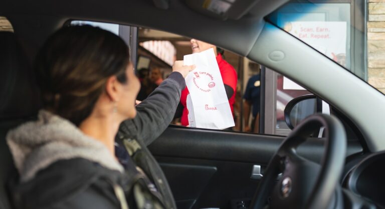 Pourquoi les Américains mangent-ils dans leur voiture?
