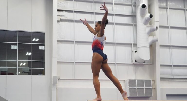 Mélanie De Jesus Dos Santos, l’étoile de la gymnastique française prépare les JO à Houston