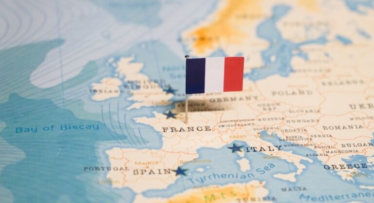 Ce que la loi immigration en France change pour les conjoints non-européens des Français