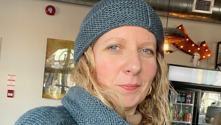 Julie Lagaüzère, Brooknit Bonneterie: Une reconversion par les aiguilles (à tricoter)
