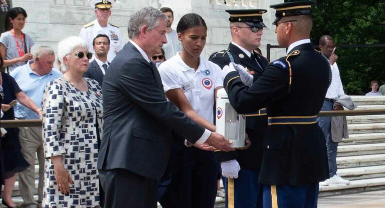 De Paris à Arlington, la flamme de la Liberté est arrivée aux États-Unis