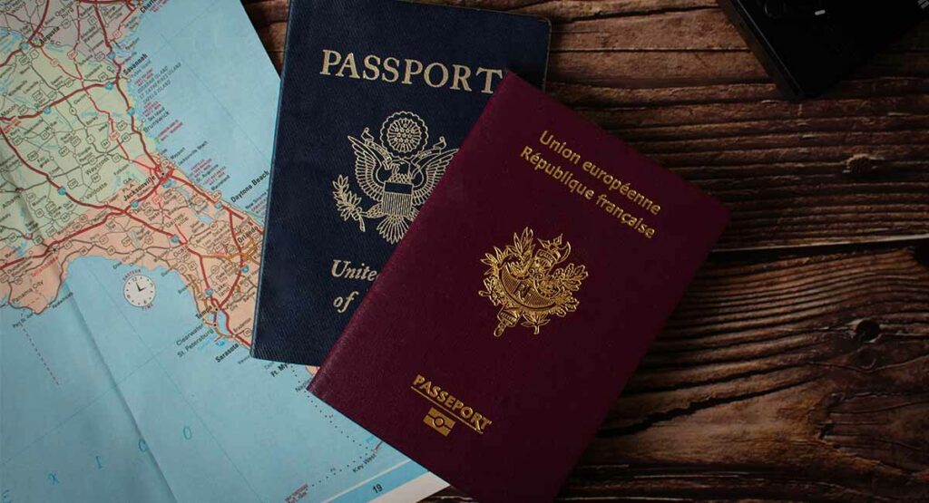 Voyager avec deux passeports : ce qu’il faut savoir avant d’embarquer