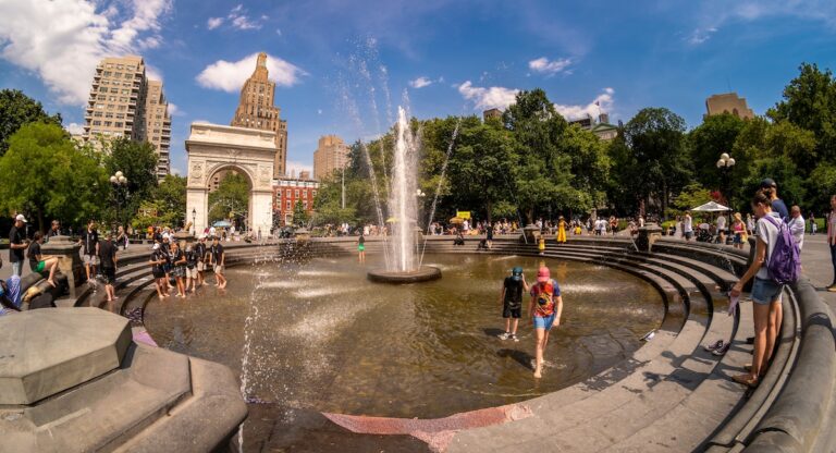 Brèves new-yorkaises : Grosse chaleur sur les sirènes et les écoles