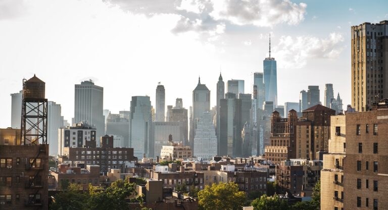 Acheter un bien immobilier à New York en 2024/2025: webconférence gratuite