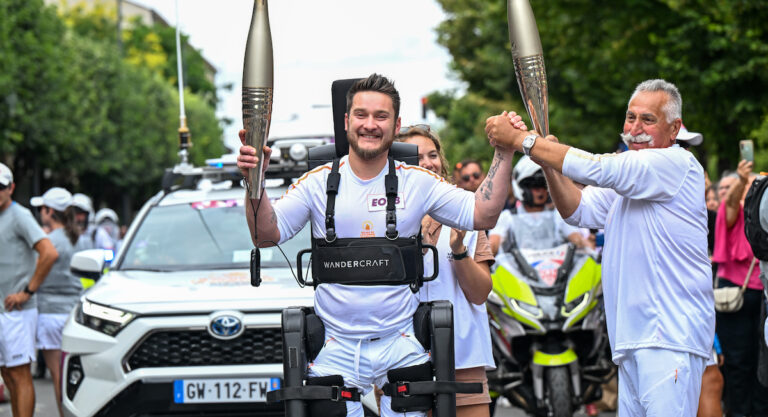 Marcher et porter la flamme avec un exosquelette, le rêve olympique de Wandercraft