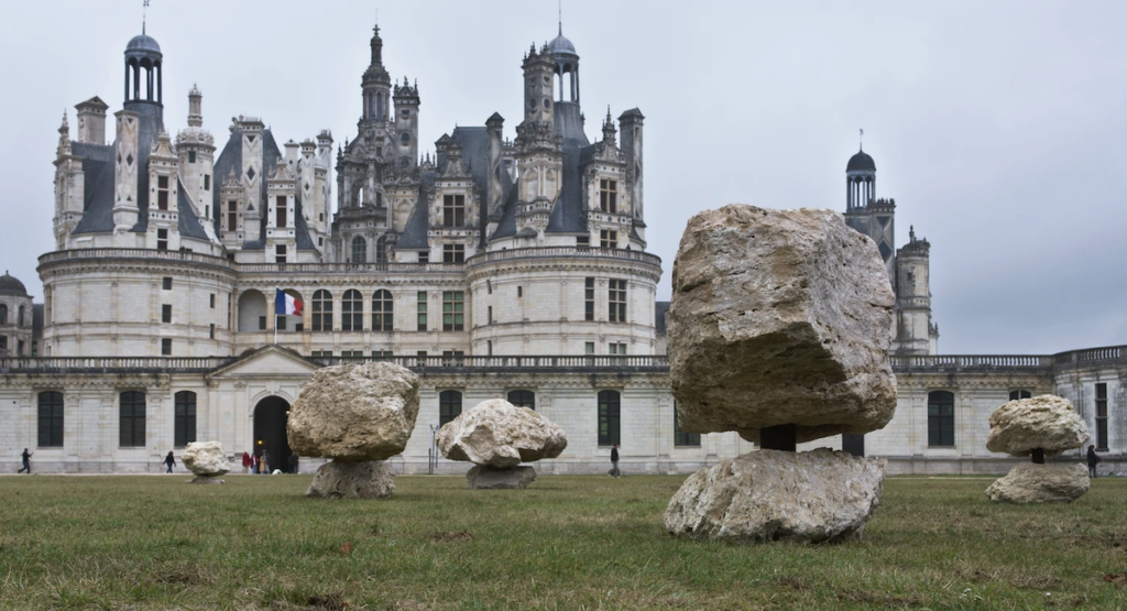 Les oeuvres de pierres rotatives de François Weil exposées au Chateau de Chambord.