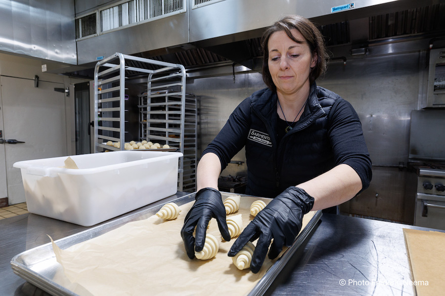 Alexandra Zandvliet prépare des croissants. Crédit : Frédéric Neema.