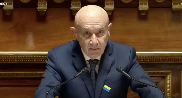Claude Malhuret et « la cour de Néron », un buzz chez les Never-Trump aux États-Unis