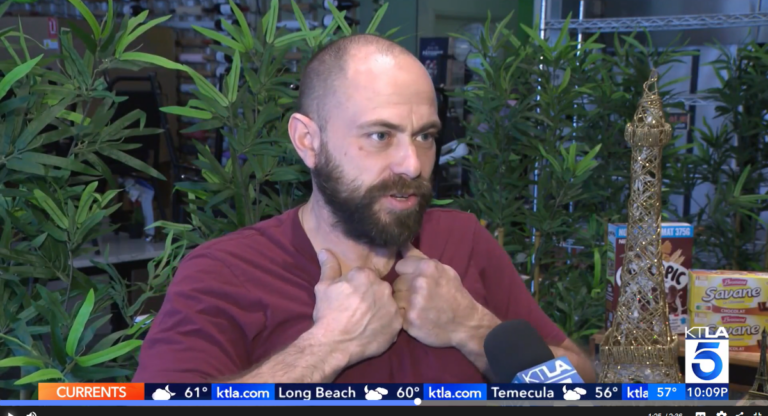 Le patron de Sweet Lily Bakery braqué par trois hommes cagoulés à Studio City