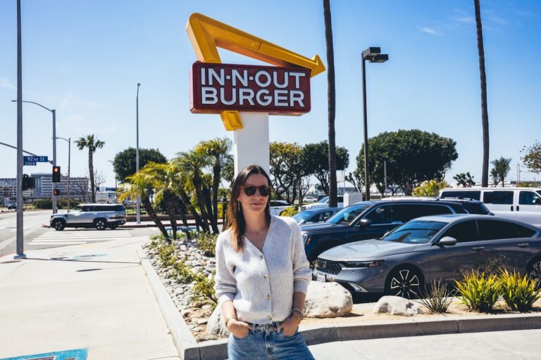 Deborah Laurent (vidéo) : Pourquoi ces drôles de « X » devant les In-N-Out ?